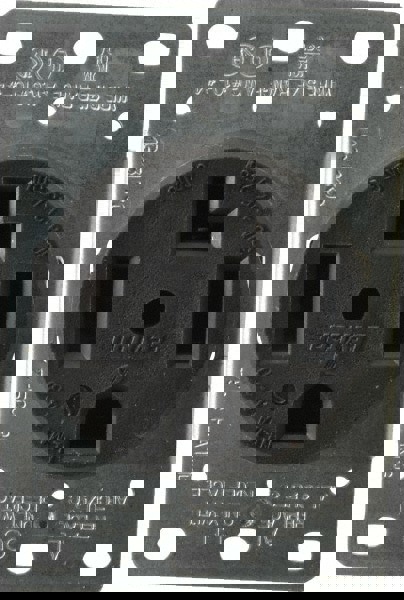 Straight Blade Single Receptacle: NEMA 14-30R, 30 Amps, Self-Grounding